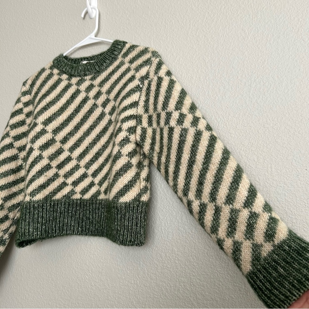 KOTN Women's Asilah Cropped Pattern Sweater - Picture 3 of 11